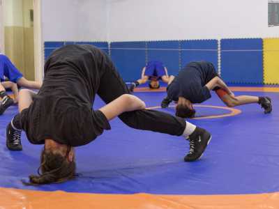 Quando entriamo in palestra Sara e Davide si stanno allenando con una ventina di compagni...